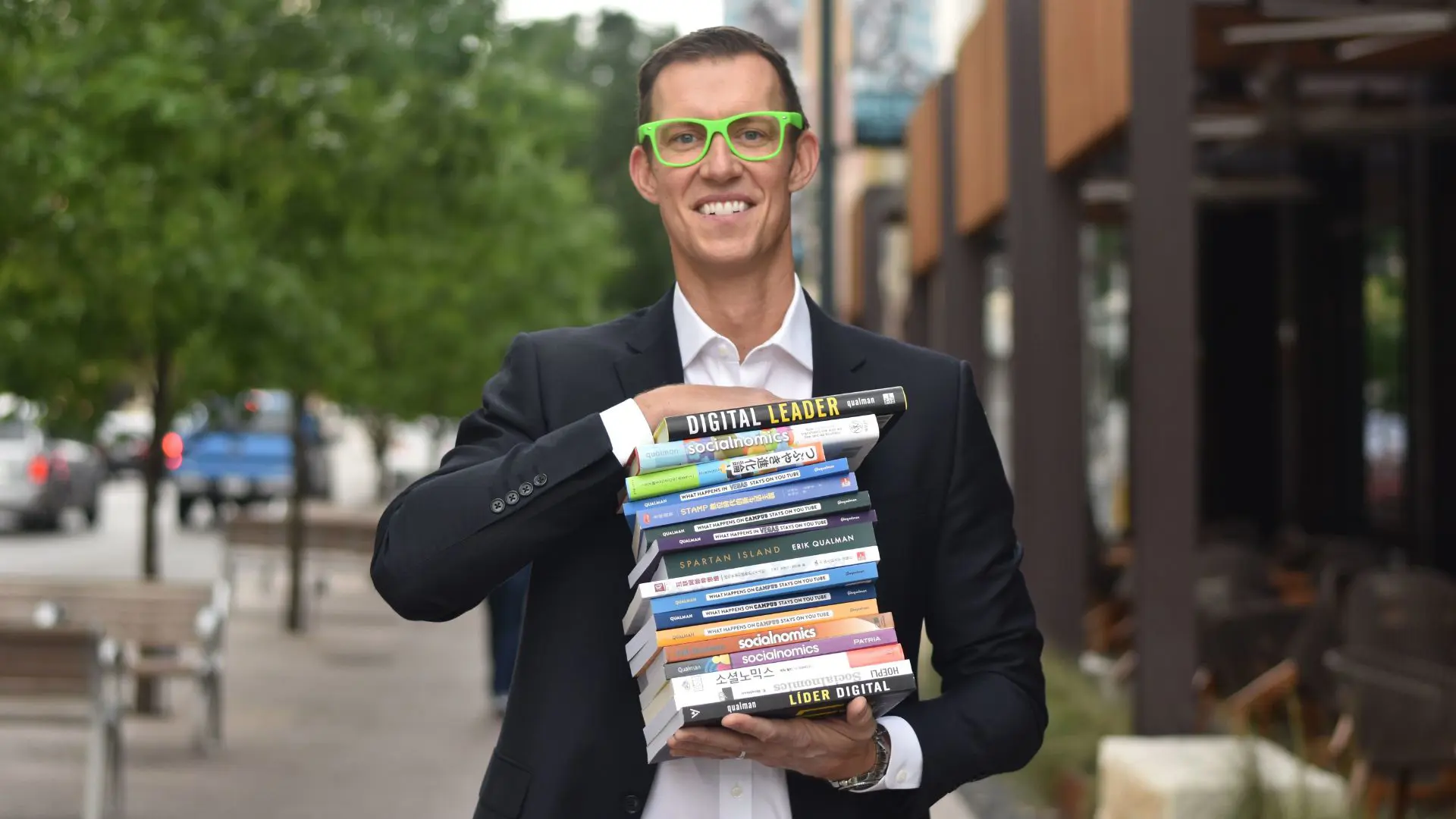 Erik Qualman - <p data-start="284" data-end="467">Erik Qualman inspires leaders to turn AI-driven change into opportunity with high-energy keynotes that spark action and lasting impact.</p>