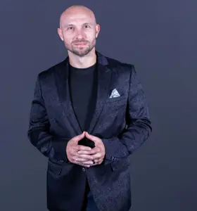 Nate Green - Award-winning entrepreneur and leadership performance coach who helps leaders and teams scale with clarity, resilience, and focused execution.