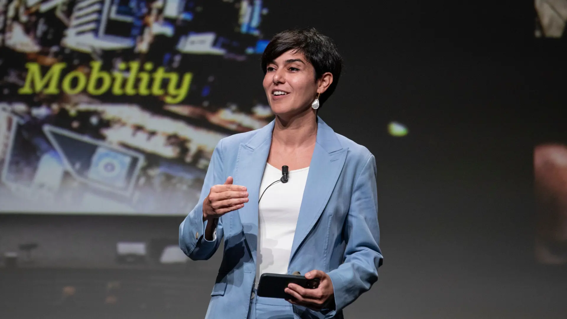 Rana Nawas - <p>Rana Nawas equips organisations with practical tools to sell, lead and communicate confidently in the AI era.</p>