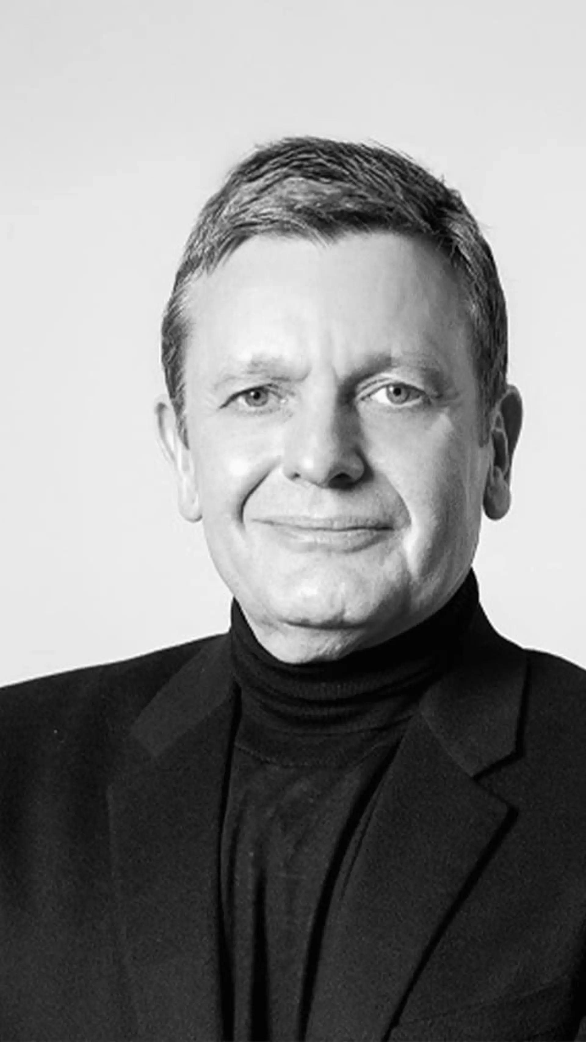 Tom Chapman - As an inspiring speaker, Tom Chapman encourages listeners to explore the benefits of expanding business via the internet. Focusing on technology, entrepreneurship, and innovation, he shares how his business became London's largest independent luxury retailer.
