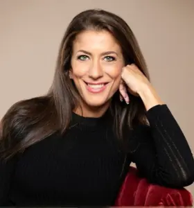 Mona Riabacke - Mona Riabacke helps leaders make strong decisions, build trust, and lead teams with confidence in times of rapid change and uncertainty.