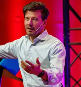 Jarno Duursma - International AI speaker and author turning complex tech into clear, strategic action.