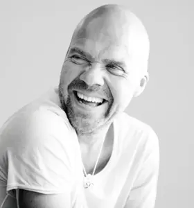 André Heuvelman - André Heuvelman blends music, silence, and leadership insight to create keynotes that transform pressure into clarity, connection, and lasting impact.