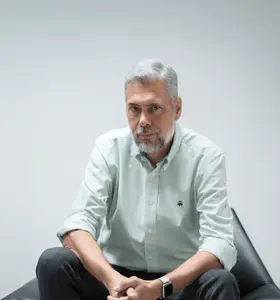 Enrique Dans - Enrique Dans is a renowned tech industry expert with a Ph.D. from UCLA and an MBA from Instituto de Empresa.