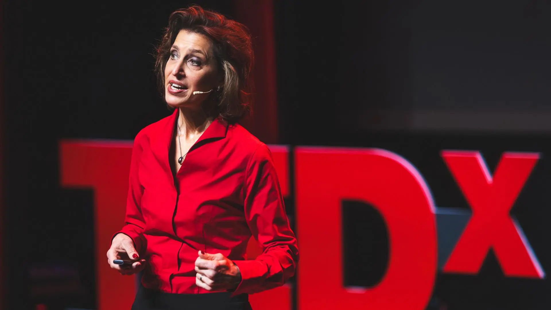 Fiona Passantino - <p data-start="304" data-end="498">Fiona Passantino helps leaders and professionals understand AI and use it with confidence, creativity and human connection in the modern workplace.</p>