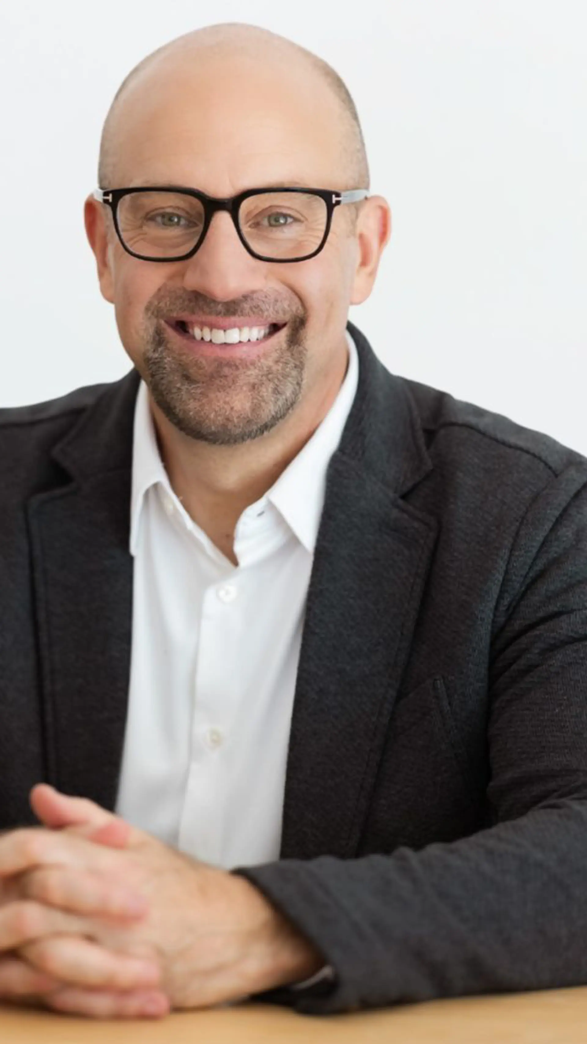 Mike Robbins - <p data-start="222" data-end="358">Mike Robbins inspires leaders and teams to create trust, connection, and high-performing workplace cultures.</p>