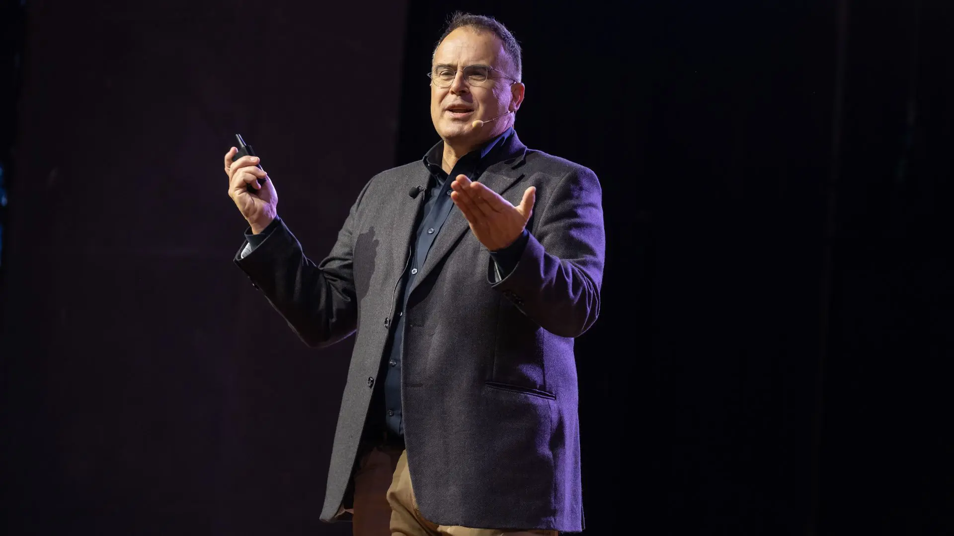 Bruce Whitfield - <p data-start="297" data-end="490">Award-winning journalist and business speaker Bruce Whitfield shows leaders how to make confident decisions and turn uncertainty into opportunity.</p>