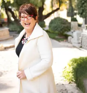 Sandy Asch - TEDx speaker, bestselling author, and leadership expert helping leaders achieve success without sacrificing wellbeing.