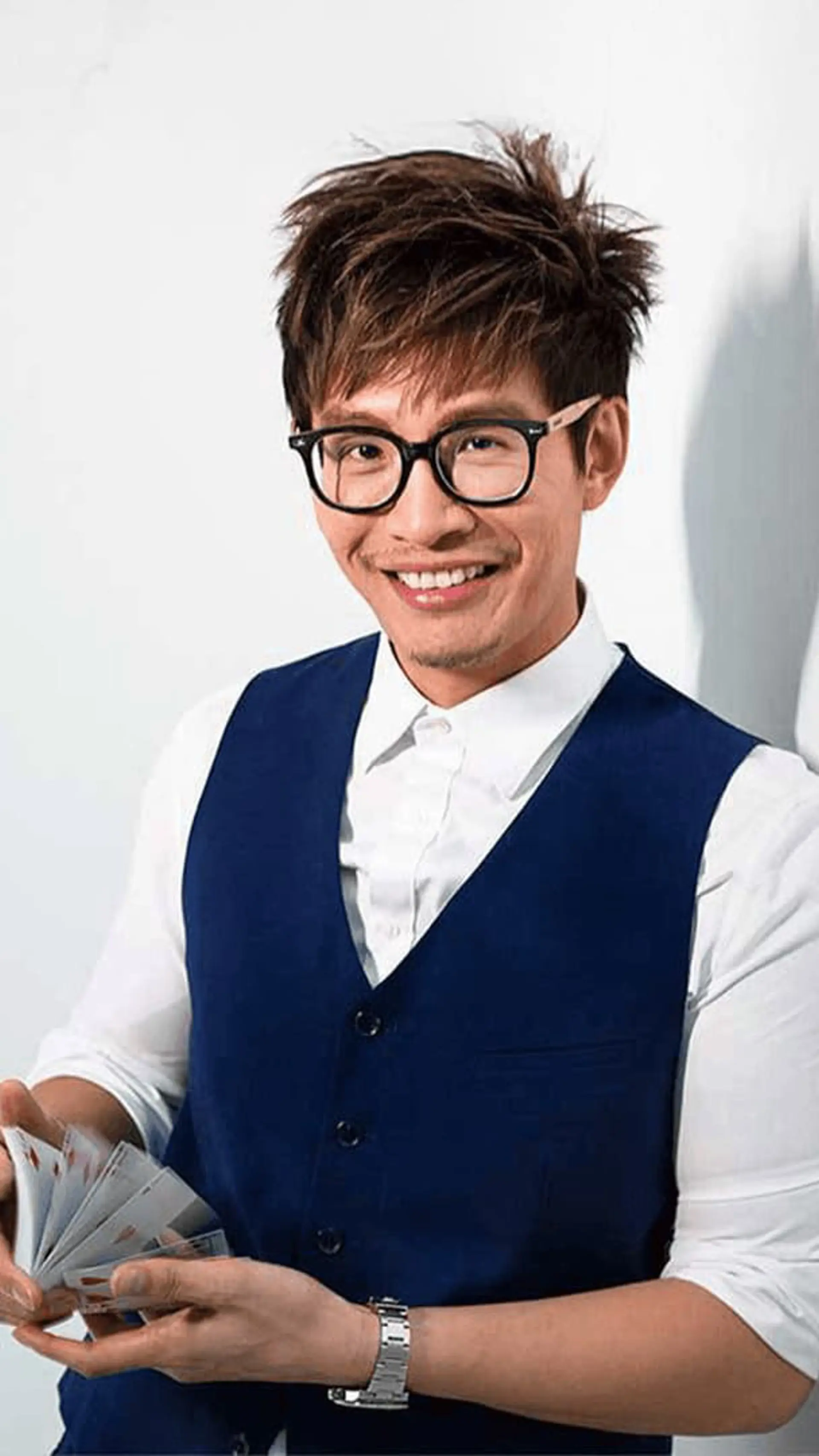 Vinh Giang - Discover the magic of success with Vinh Giang. He empowers businesses to believe in positive change and amplify their strengths.