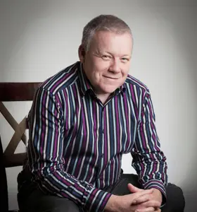 Lee Jackson - Elevate your team's performance with Lee Jackson, a transformational, award-winning speaker. Discover the power of team connection and true motivation.