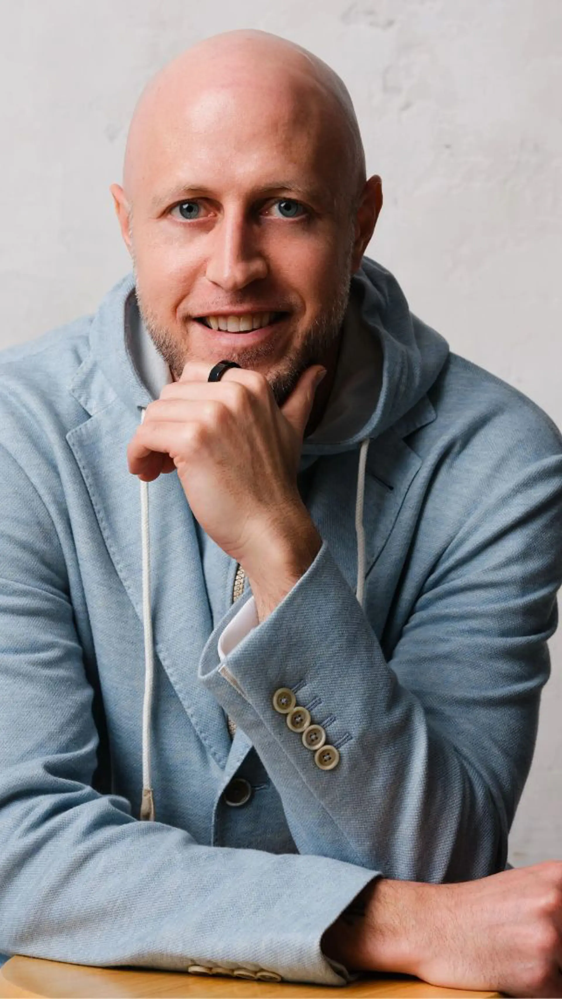 Mike Lee - <p>Mike Lee helps leaders perform under pressure, build presence, and thrive in an age of constant distraction and uncertainty.</p>
