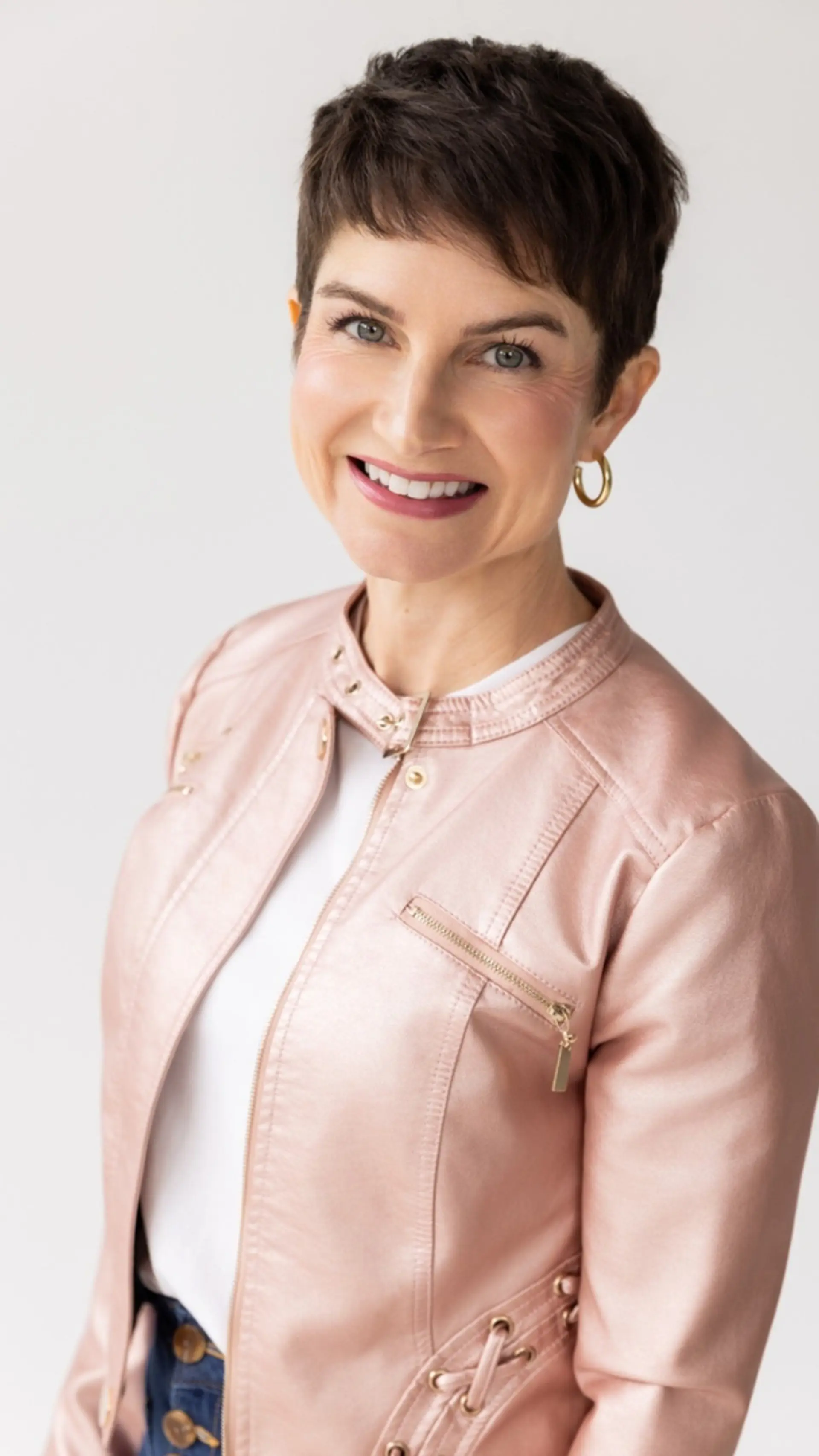 Marcey Rader - <div class="gmail_default">Marcey Rader helps leaders and teams cut the busywork, run fewer, better meetings, and protect their focus and energy to do their best work without running themselves into the ground</div>