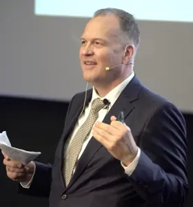 Paul Vuolle - Global executive and straight-talking keynote speaker on strategy, growth and change leadership.