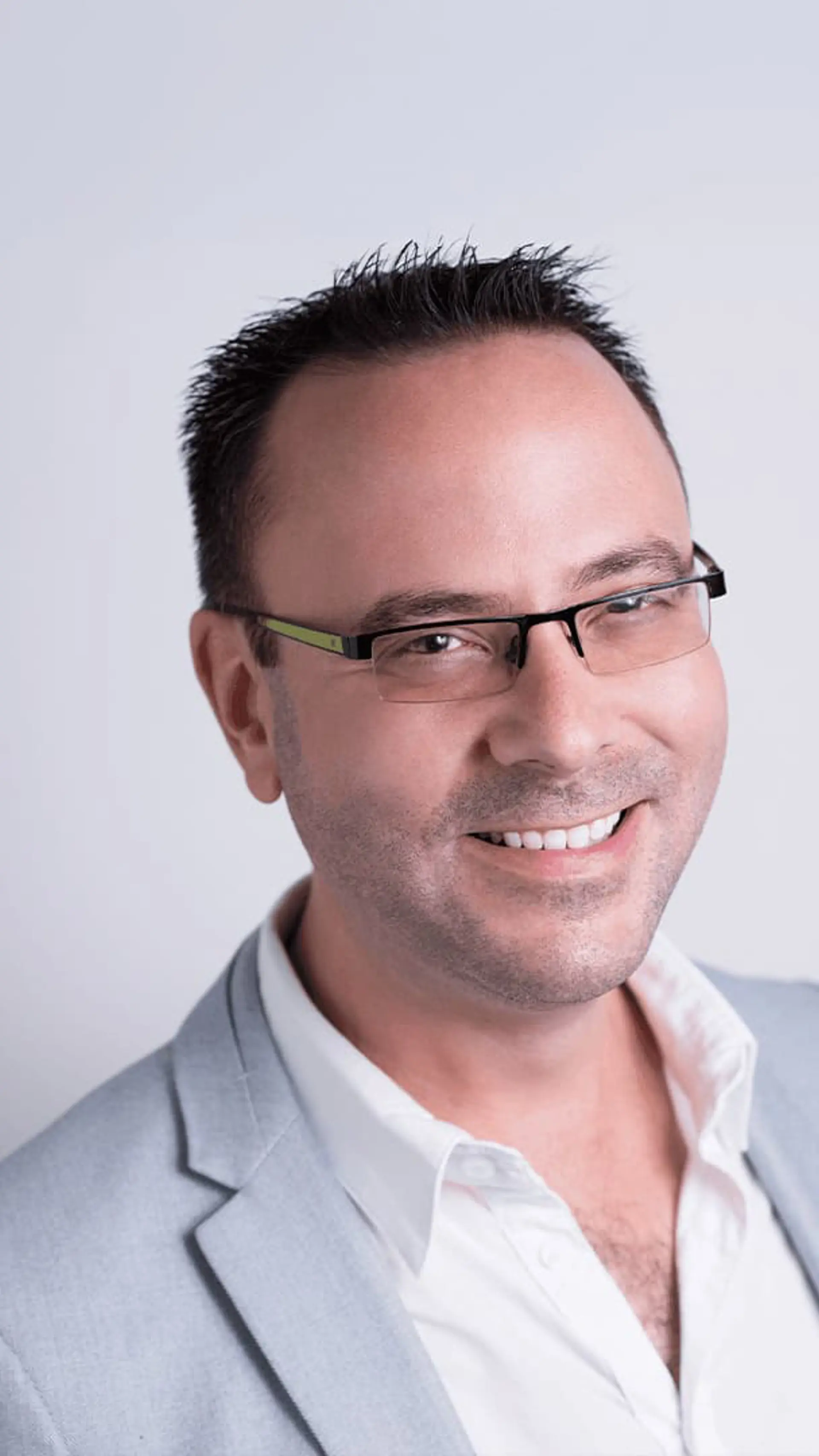 Samuel Scott - Modern marketing and media expert. Former journalist, newspaper editor and director of marketing and communication