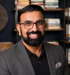Vinay Parmar - Vinay Parmar is a keynote speaker who reveals how memorable moments shape trust, customer loyalty and the choices people make.