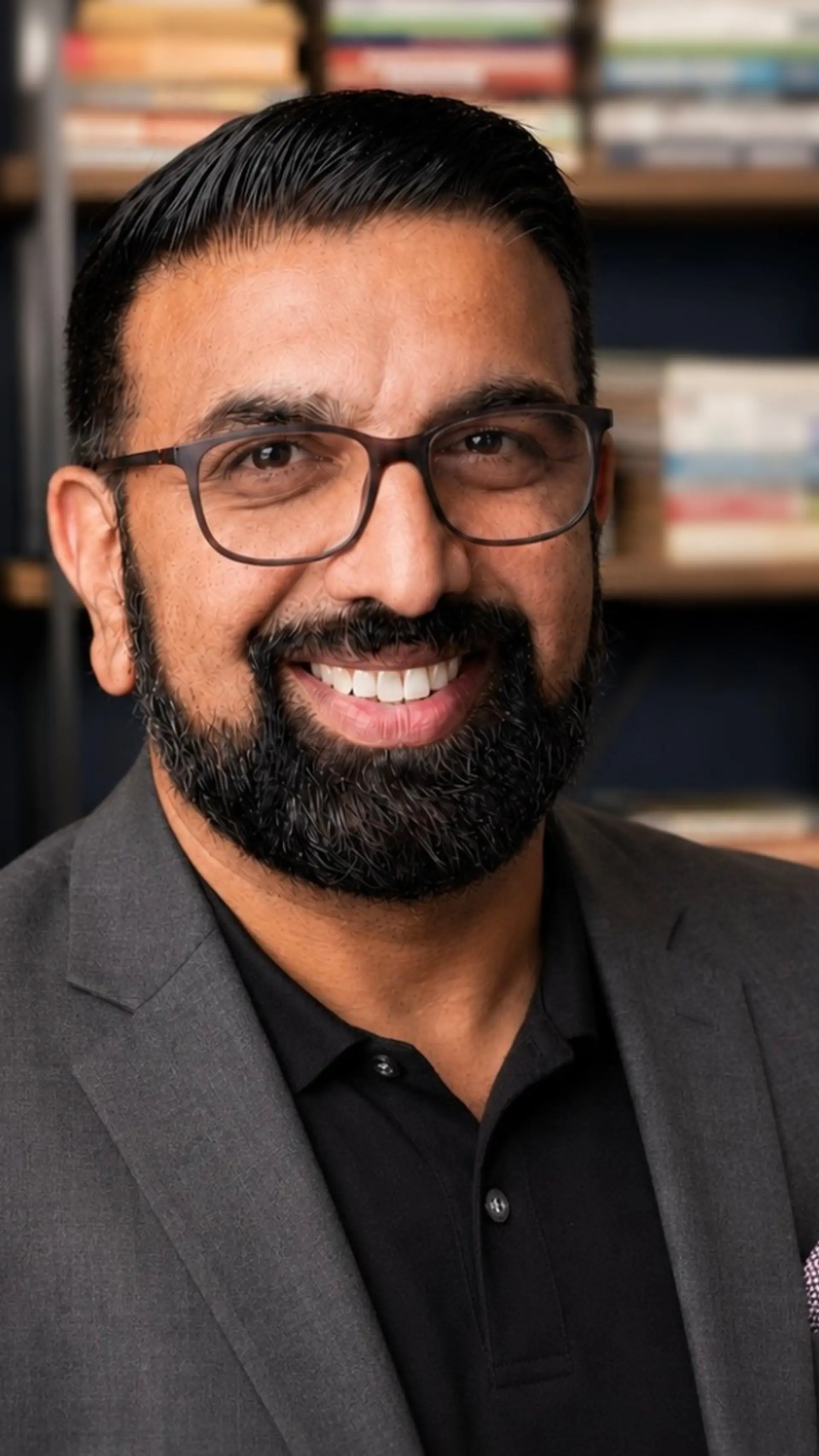 Vinay Parmar - <p>Vinay Parmar is a keynote speaker who reveals how memorable moments shape trust, customer loyalty and the choices people make.</p>