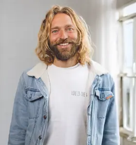 Thomas Robb - Thomas Robb inspires audiences to pursue authenticity, compassion and deeper connection through self-enquiry and practical personal transformation.
&nbsp;