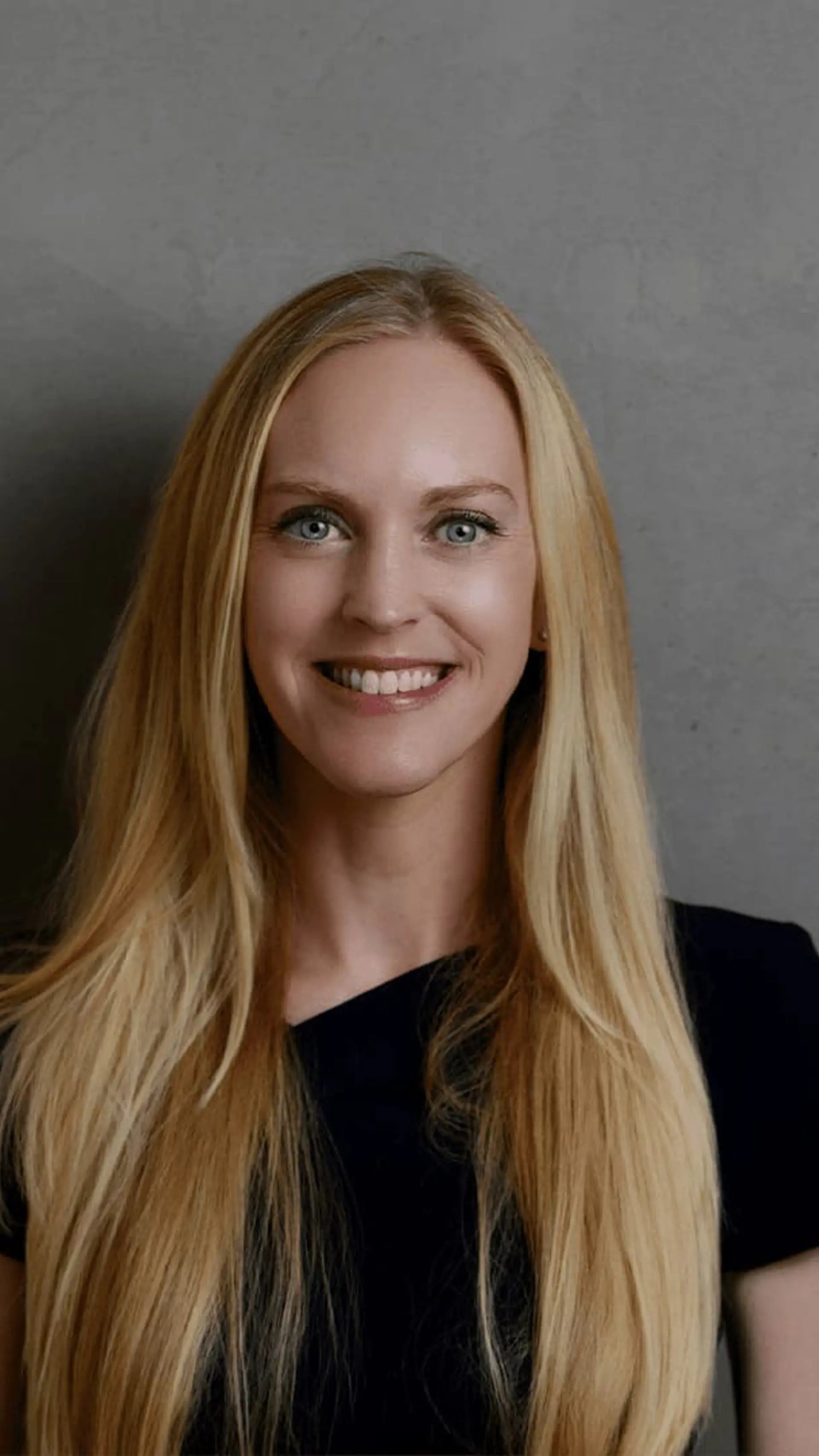 Christina Mackay - Unlock the art of negotiation with Christina Mackay. A recognized TEDx speaker, who offers actionable strategies for effective communication, persuasion, and sealing crucial deals. 