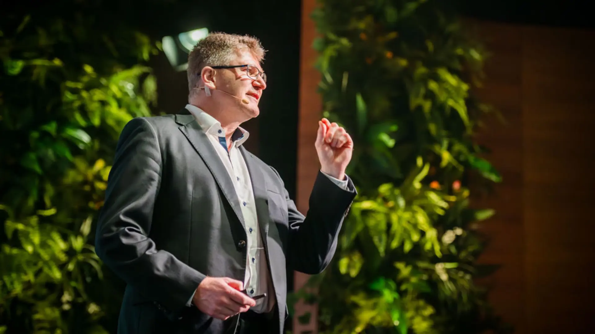 Simon Hartley - <p>Simon Hartley helps leaders and teams unlock world-class performance through elite psychology, practical insight and powerful stories.</p>