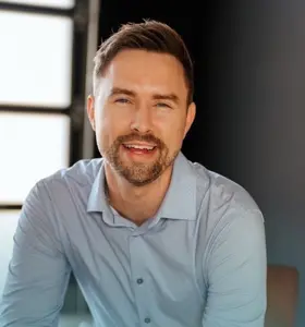 Alex Dorr - Alex Dorr helps leaders eliminate workplace drama, strengthen team alignment and create effortless, high-performing workplaces.