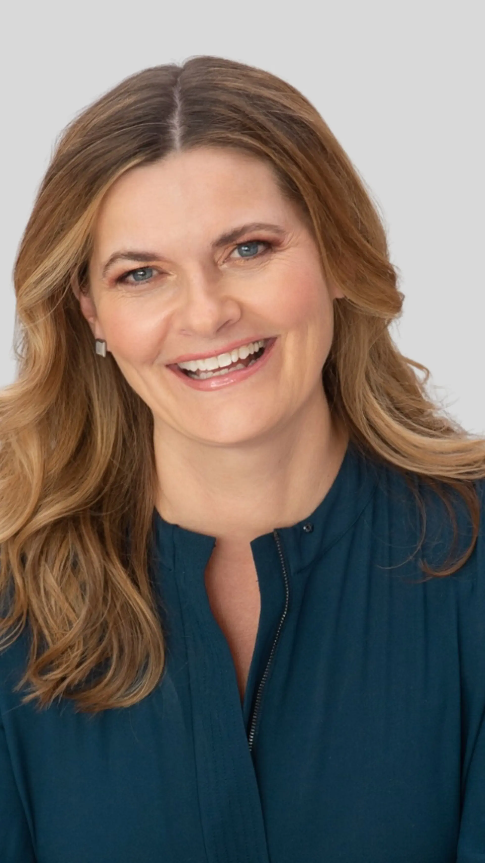Lisa Bragg - <p>Lisa Bragg shows leaders and teams how purposeful visibility creates opportunity, influence, and competitive advantage.</p>