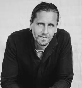 Beau Lotto - Neuroscientist Beau Lotto shows how letting go of certainty unlocks adaptability, creativity, and leadership in times of rapid change.